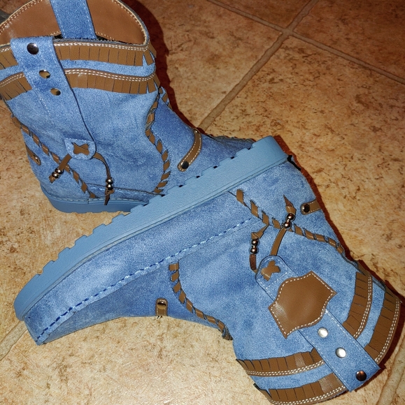 Blue suede moccasin boots. Sz 8.5 - Picture 2 of 4
